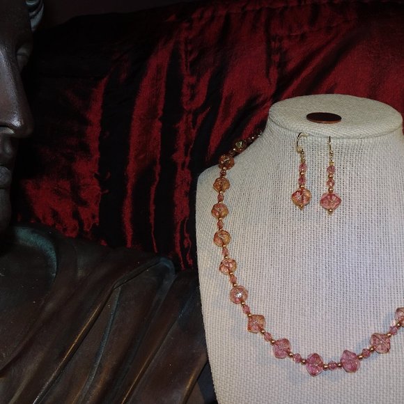 Artisanal necklace/earring set in faceted rose beads with gold accents - Picture 3 of 6